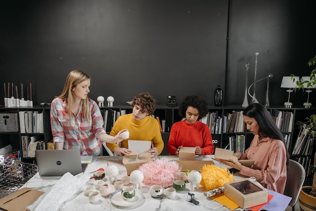 Ekipa przy stole z tkaninami